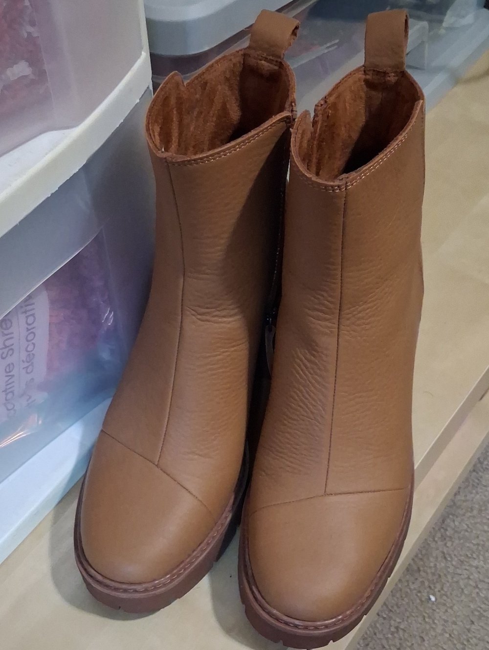 Toms Women's Tan Chelsea Ankle Boots